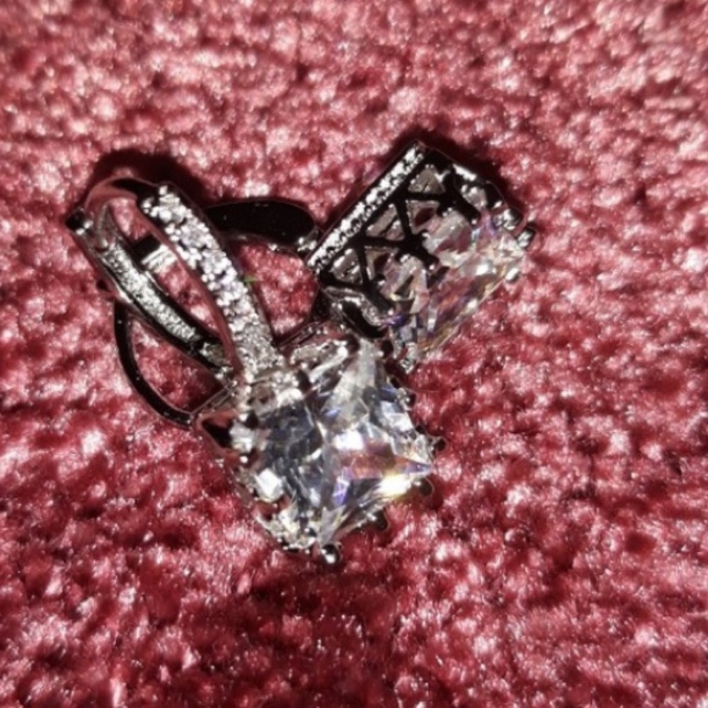 18k White Gold Stunning “Cube” Cubic Zirconua Cube - Picture 5 of 8